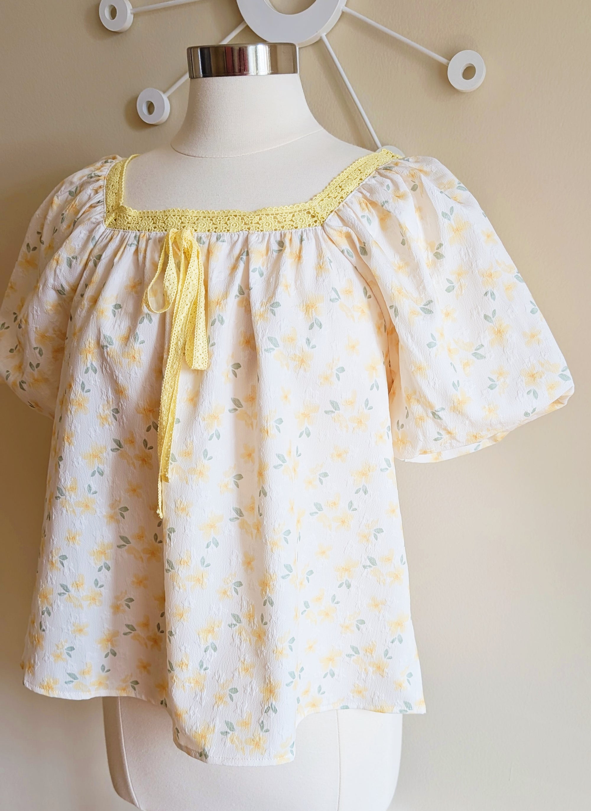 Retro Lace Tie Floral Top – Two Blue Sister