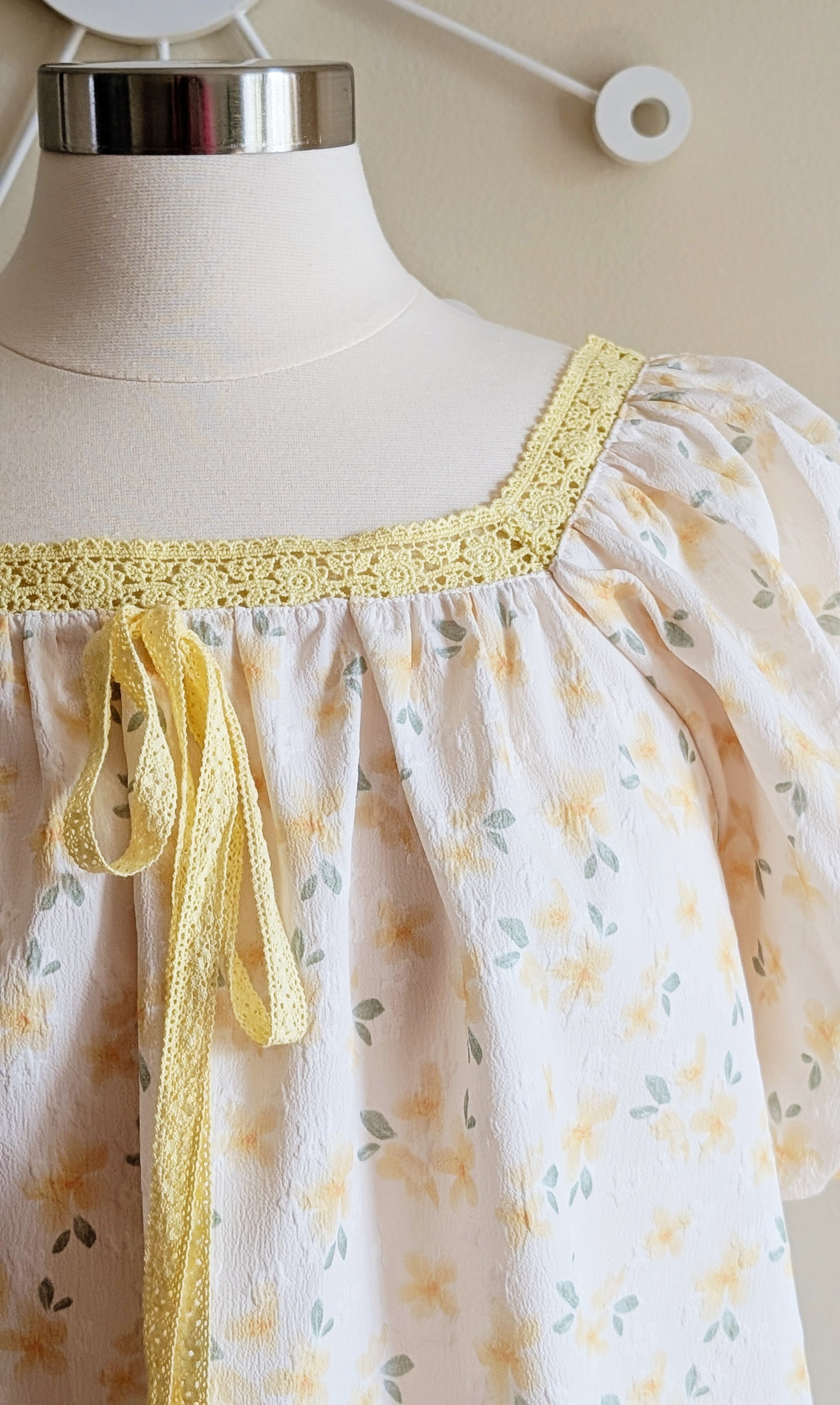 Retro Lace Tie Floral Top – Two Blue Sister