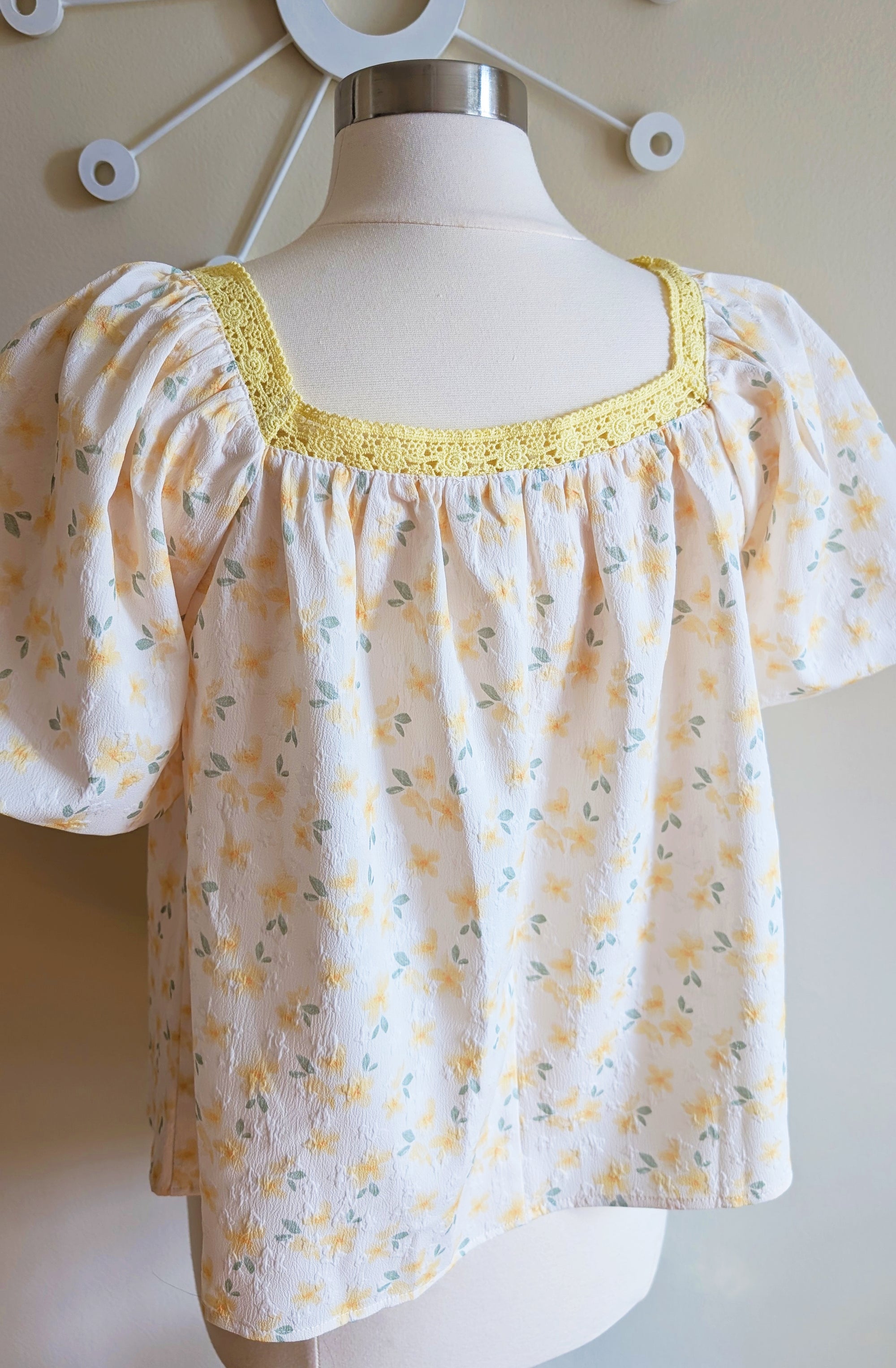 Retro Lace Tie Floral Top – Two Blue Sister